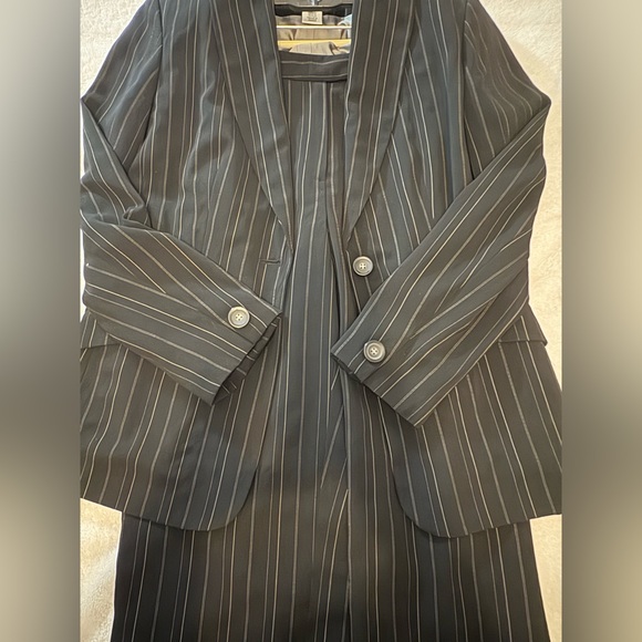 Jones New York Black Pinstripe Women’s Suit - Picture 6 of 10
